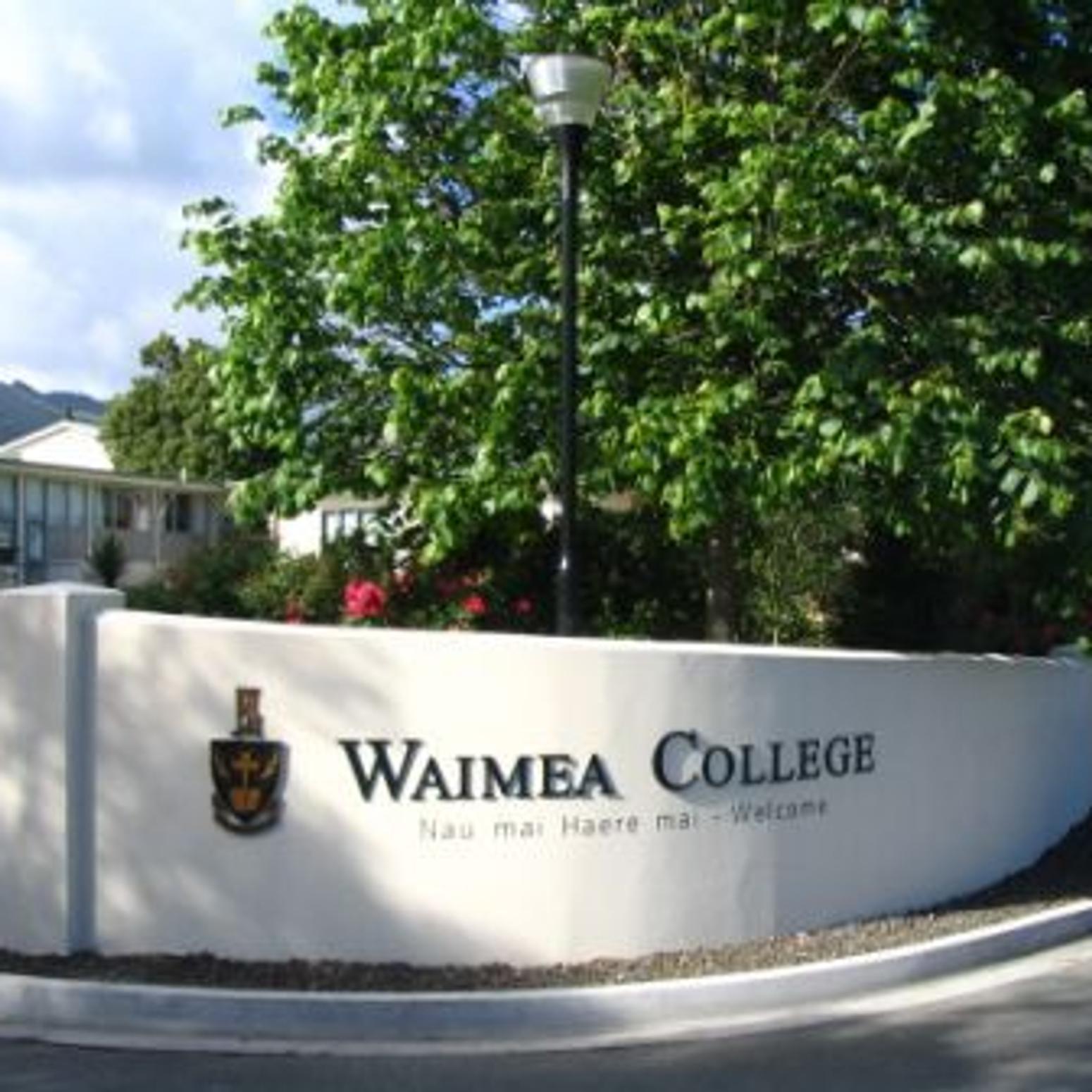 Waimea College Nelson Neuseeland Schulname auf Mauer