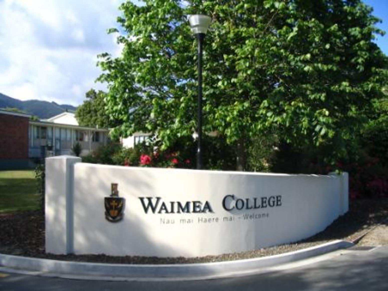 Waimea College Nelson Neuseeland Schulname auf Mauer