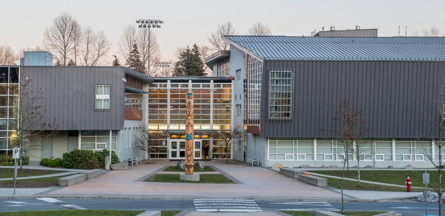 Sutherland Schulgebäude Eingang North Vancouver School District British Columbia Kanada