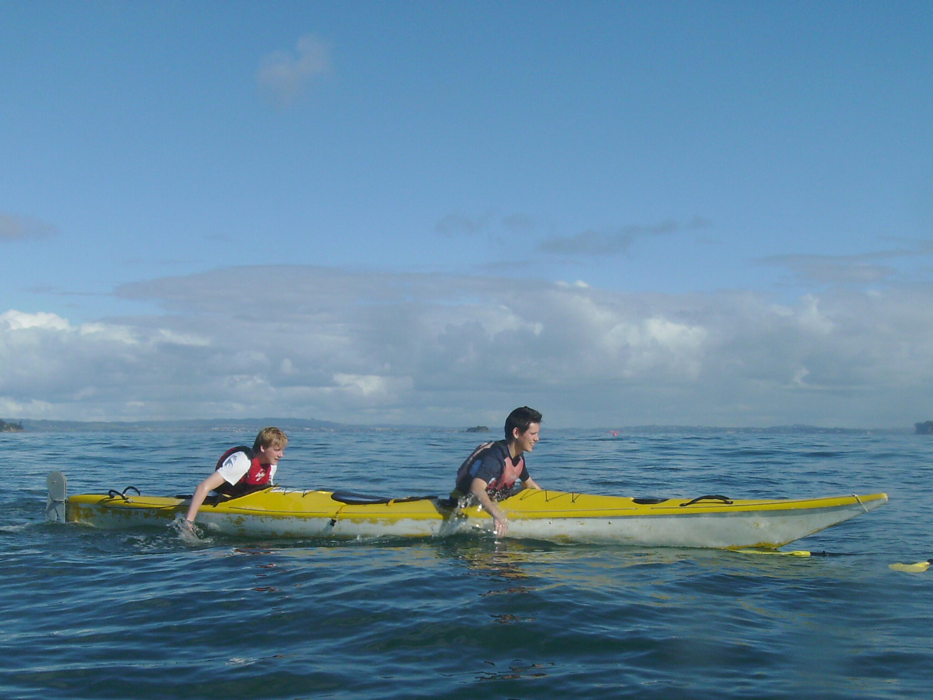 Waiheke High School Paddelboot auf Wasser Kanu