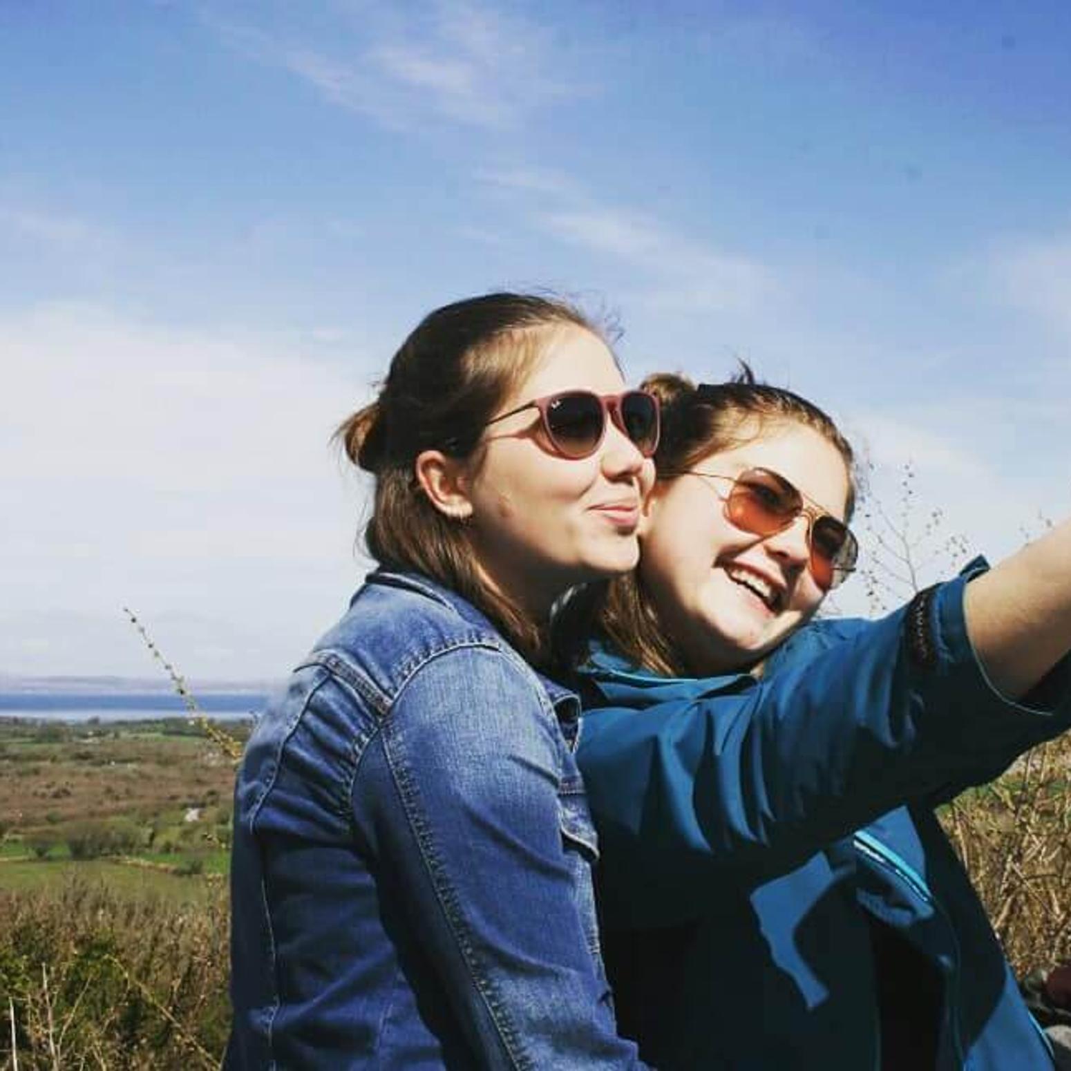 Leonie und Freundin machen ein Selfie