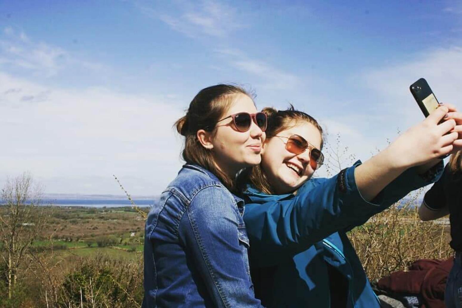 Leonie und Freundin machen ein Selfie