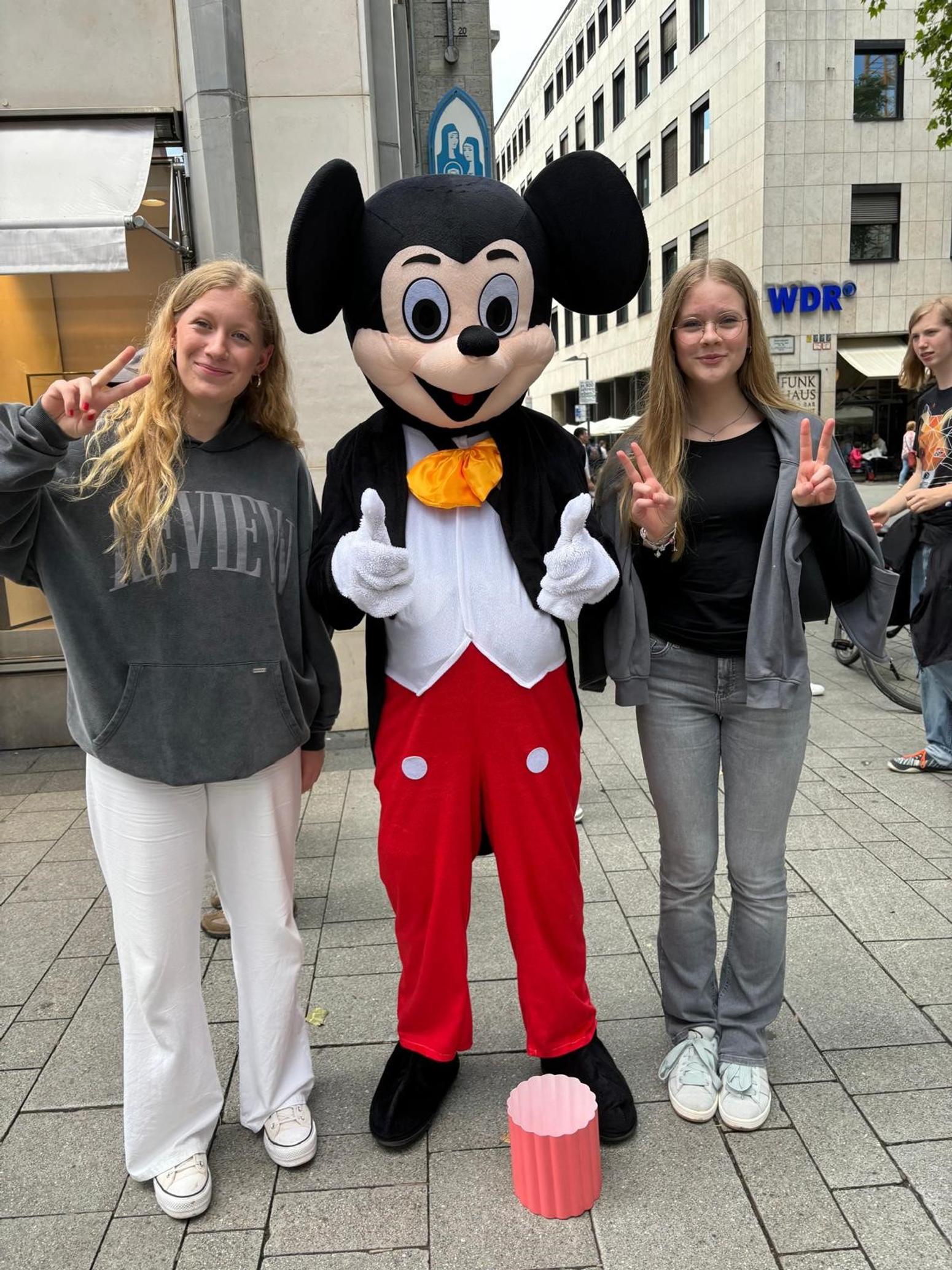 jugendliche mit einer mickey mouse