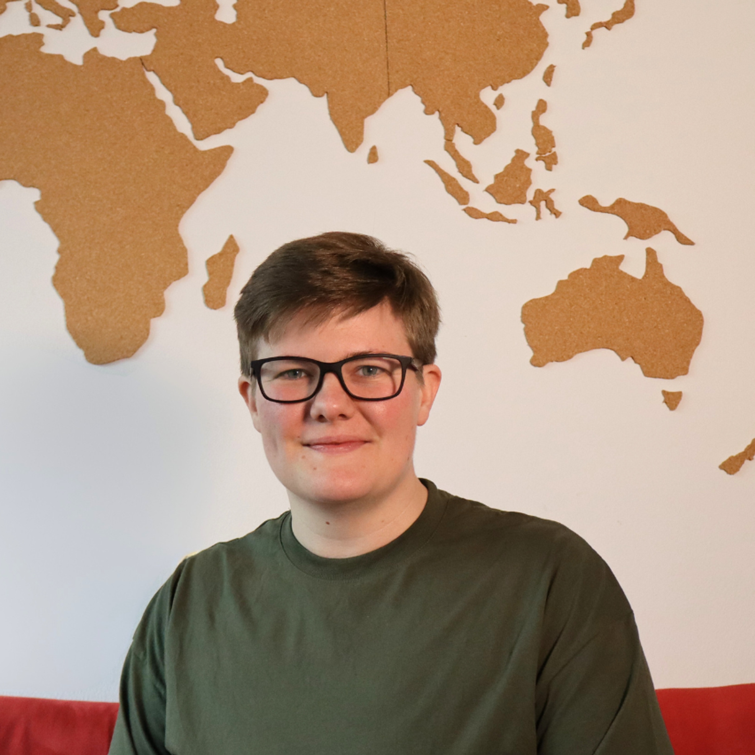 Eine Frau auf einem roten Sofa