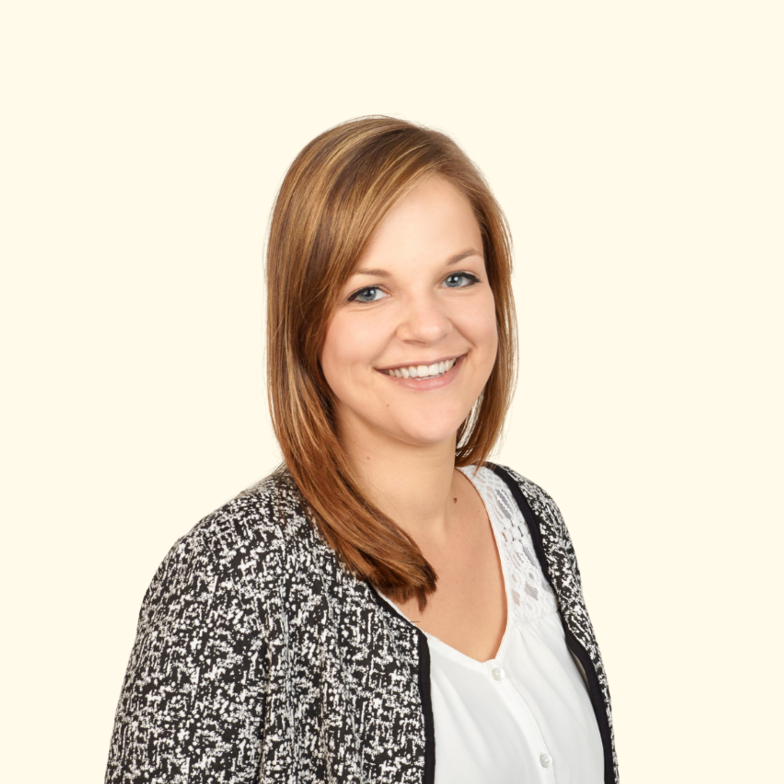 Eine Frau auf einem roten Sofa