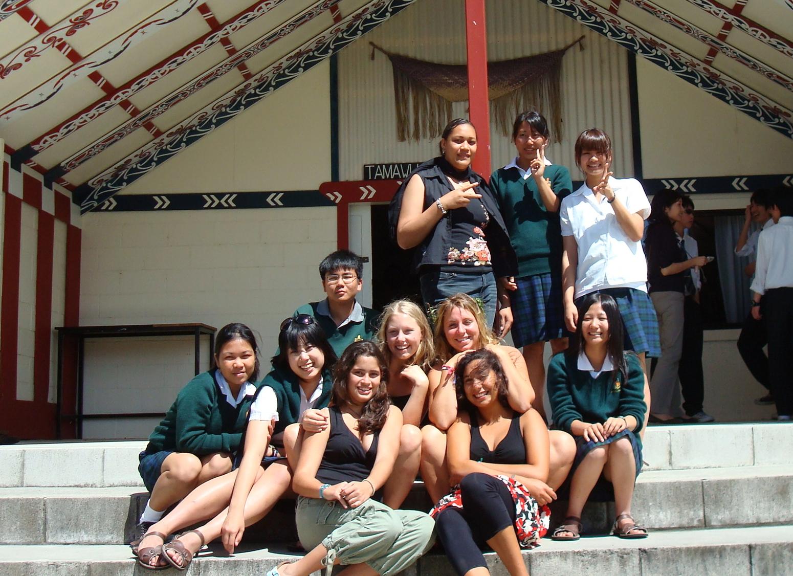 Gruppe von Schülern vor dem Pāpāmoa College
