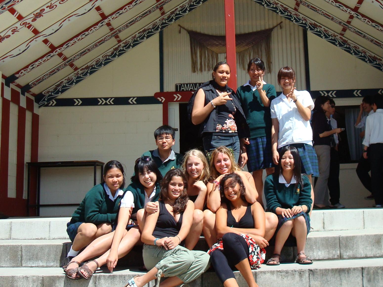 Gruppe von Schülern vor dem Pāpāmoa College