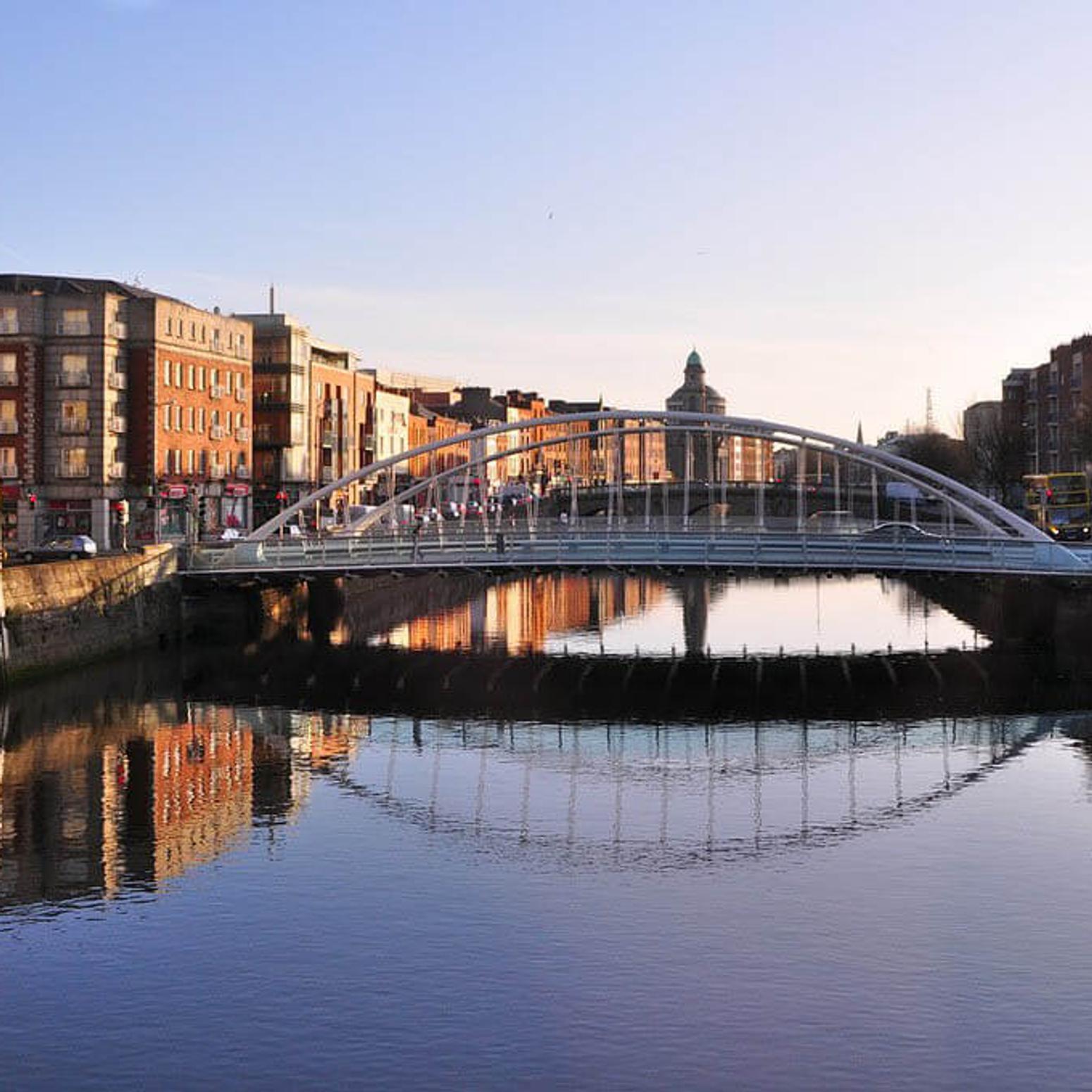 Kanal mit einer Brücke