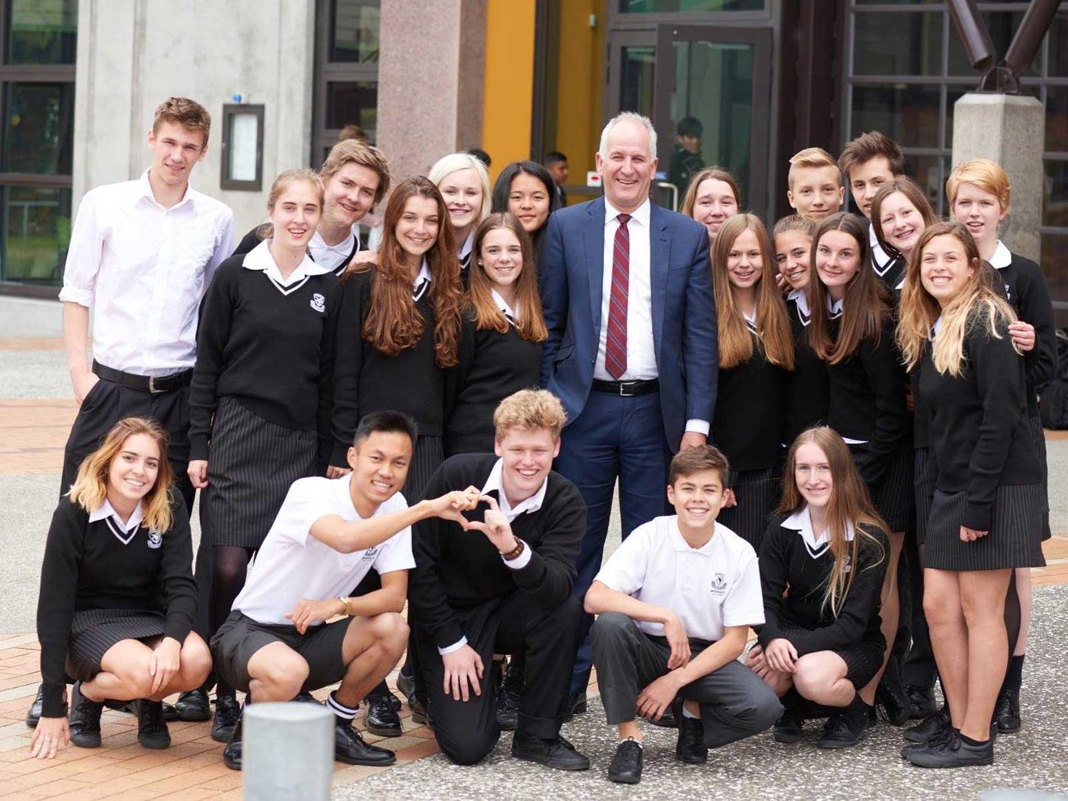 Gruppe Schüler mit Lehrkraft posieren für ein Bild