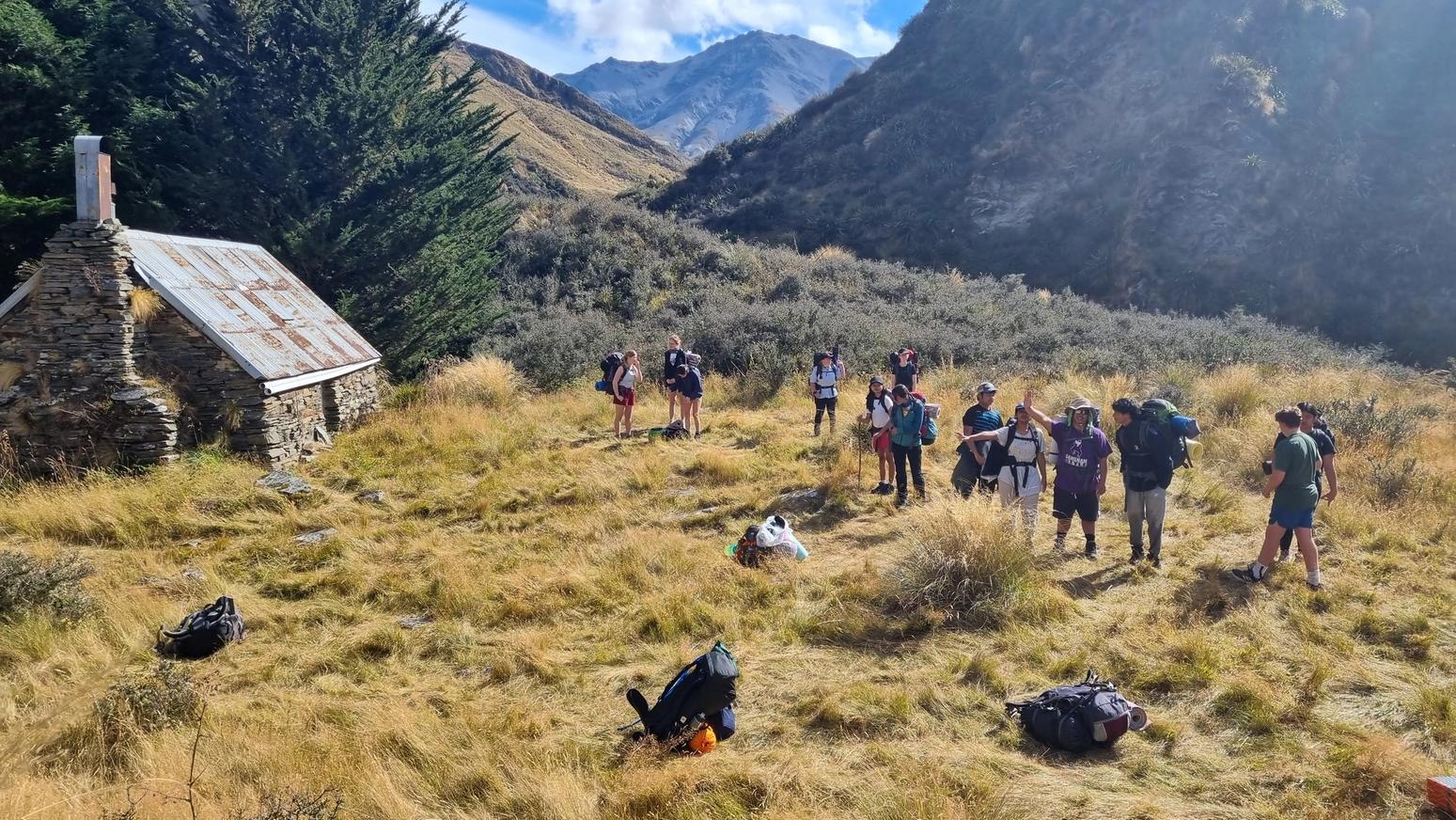 Teilnehmer einer Wanderung in den Bergen