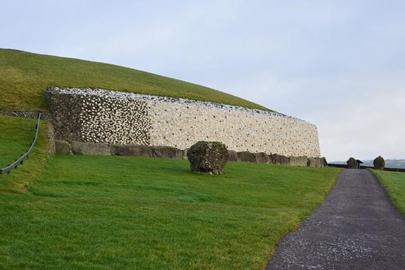 Das Ganggrab Newgrange im Boyne-Tal, ein über 5.000 Jahre altes prähistorisches Monument, das zum UNESCO-Weltkulturerbe zählt."