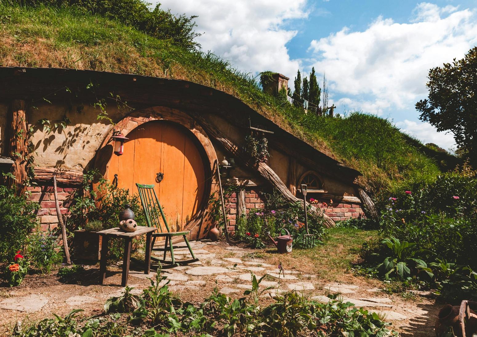 Hobbit-Haus mit runder Holztür und Garten in Hobbiton