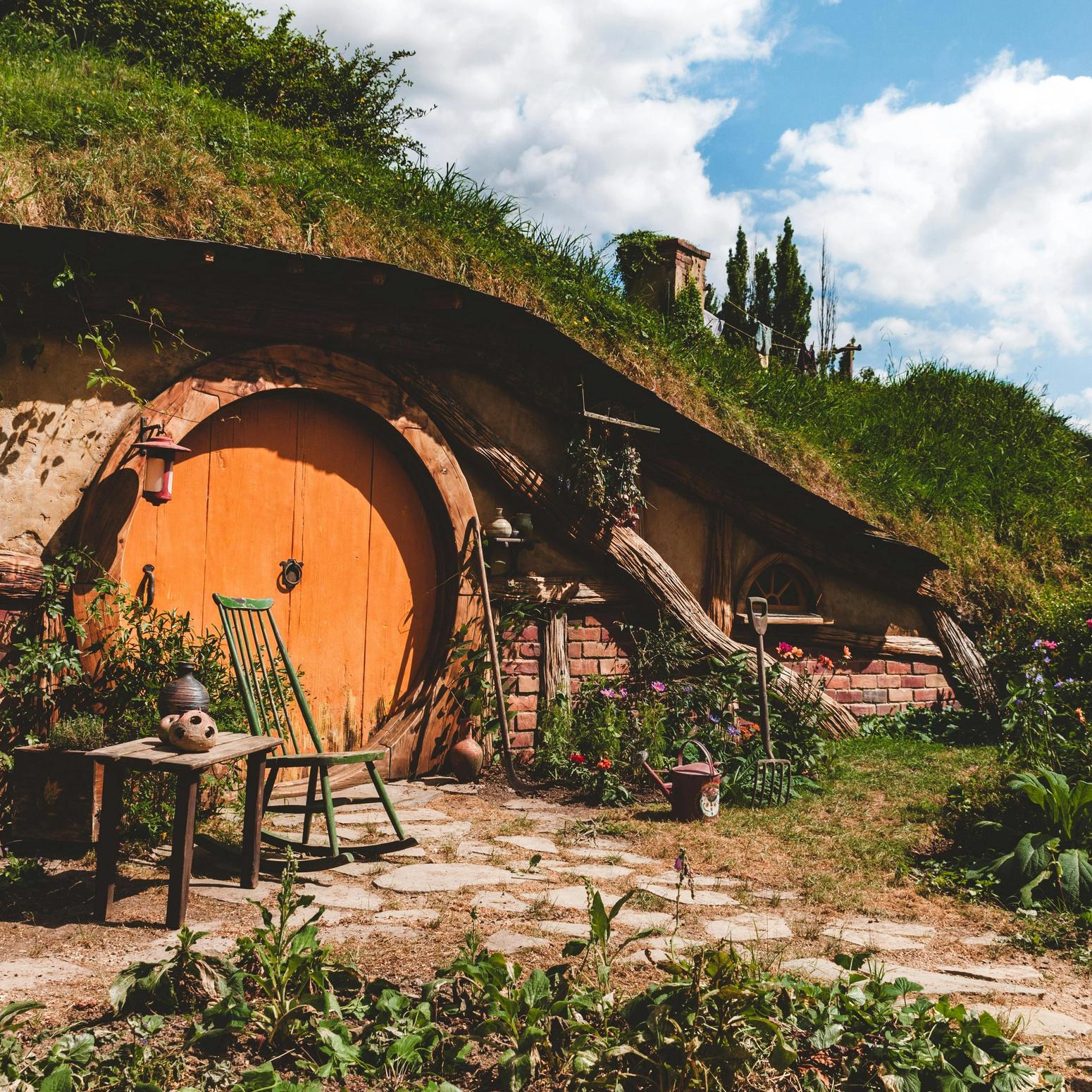 Hobbit-Haus mit runder Holztür und Garten in Hobbiton