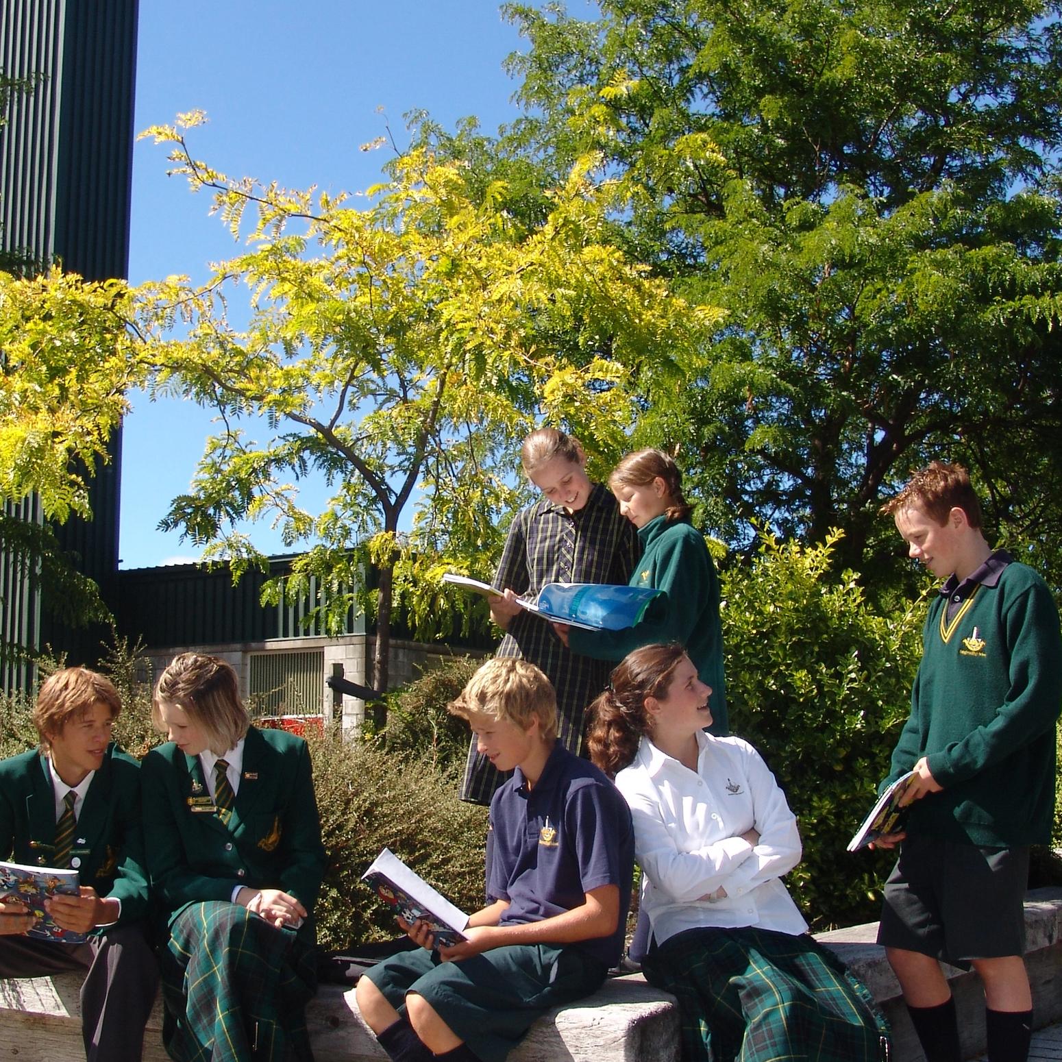 Schüler:innen lernen draußen Neuseeland
