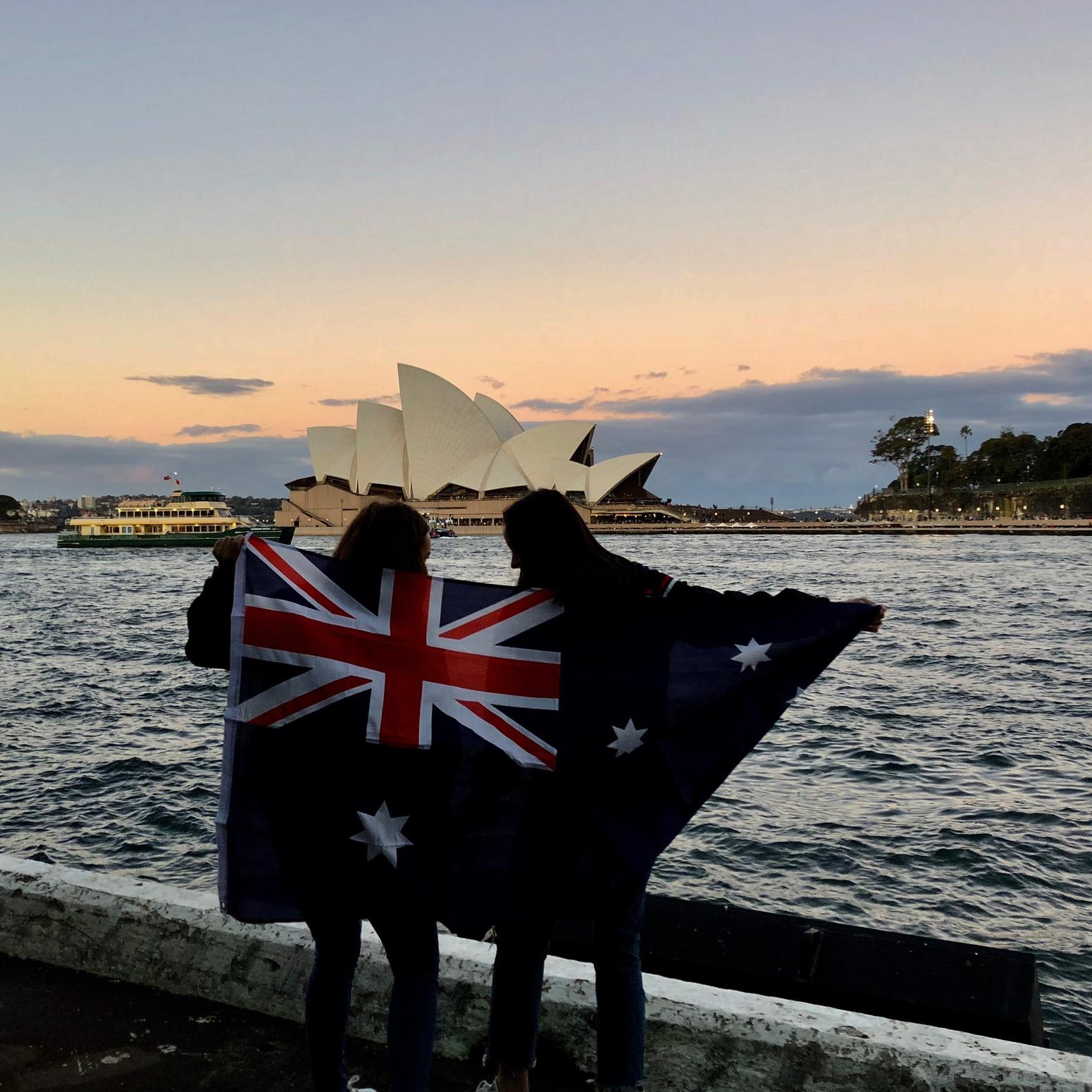 Mädchen vor der Opera in Sydney