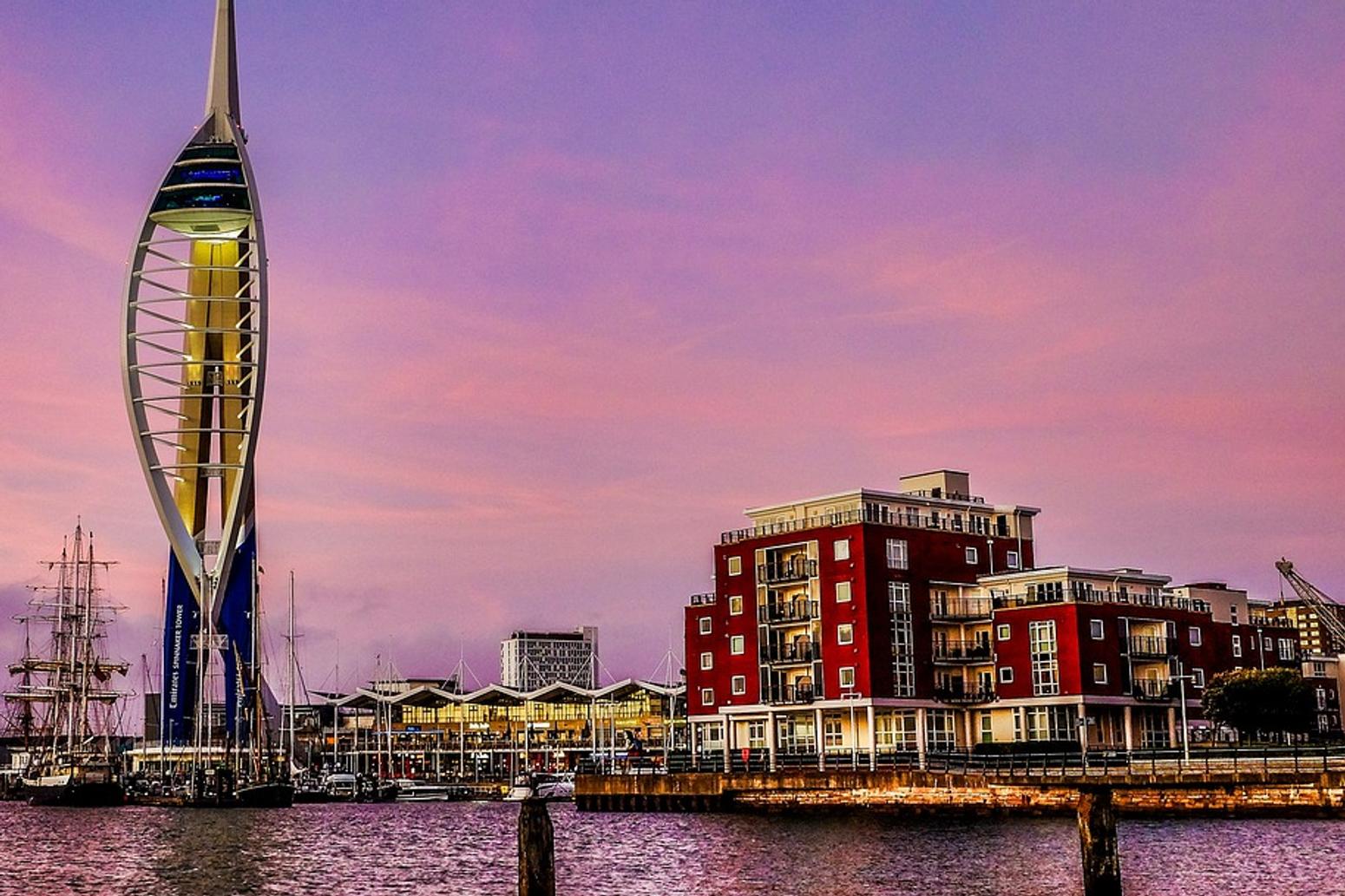 Blick vom Wasser auf Portmouth mit Spinnaker Tower