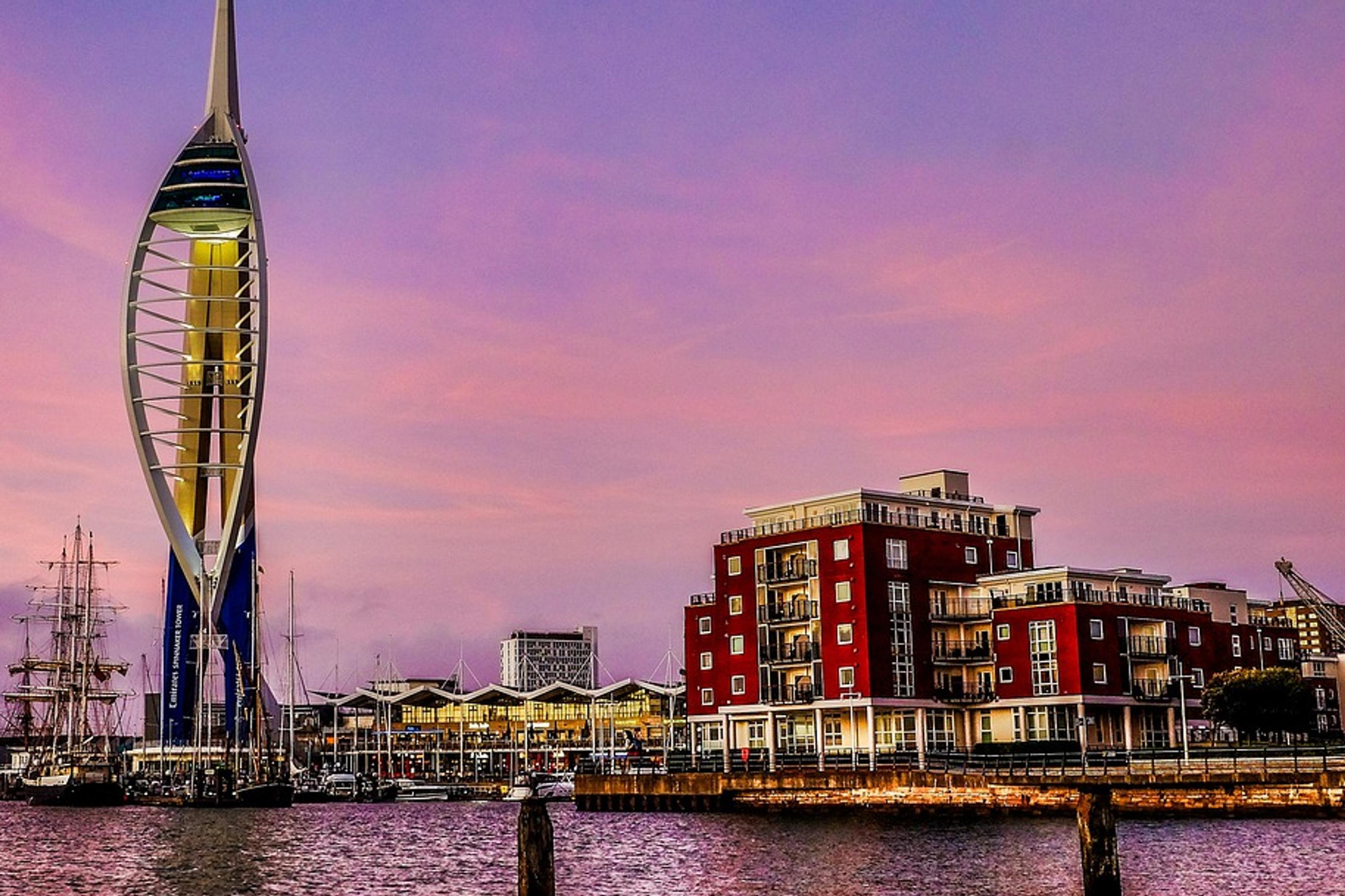 Blick vom Wasser auf Portmouth mit Spinnaker Tower