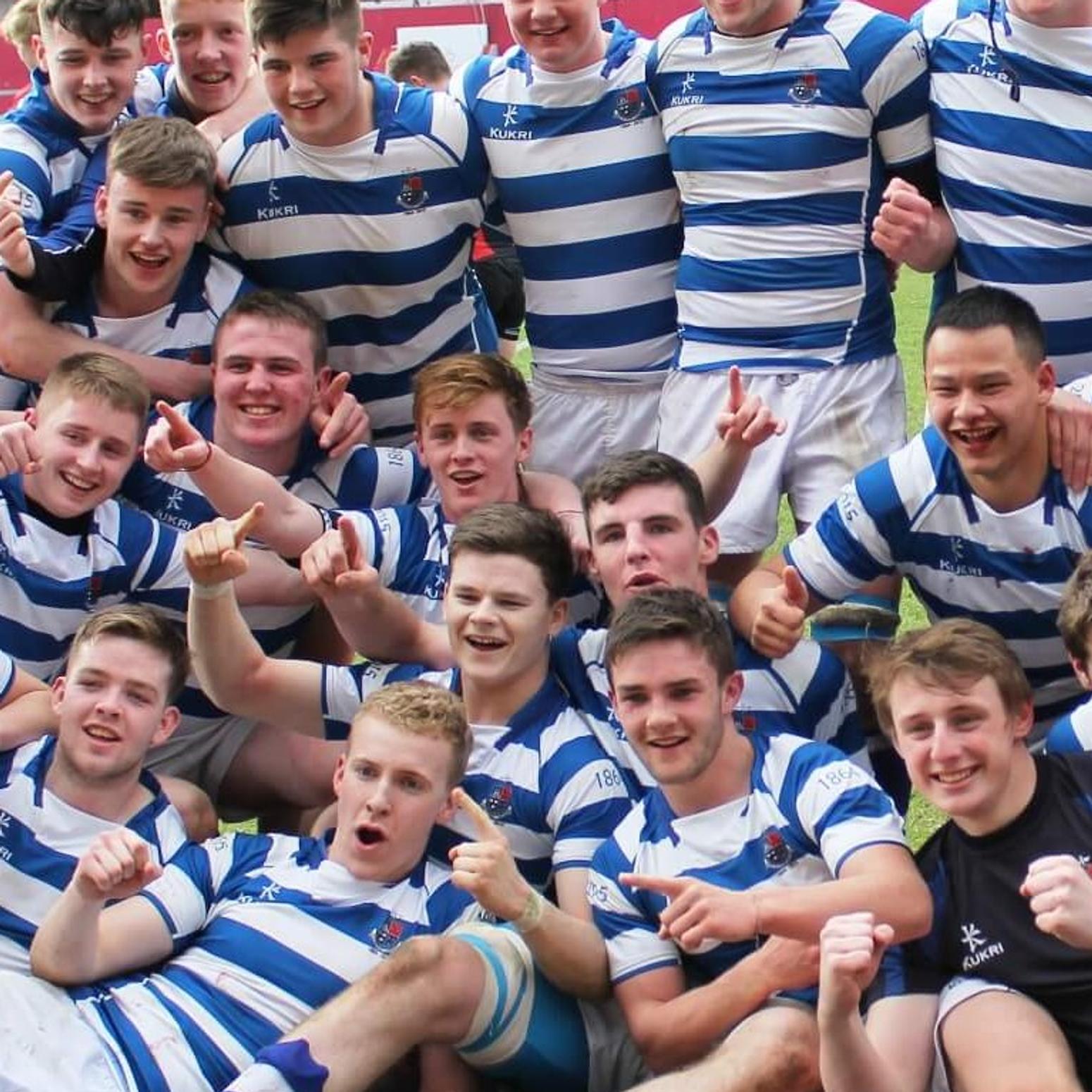 Rugby Team mit Pokal