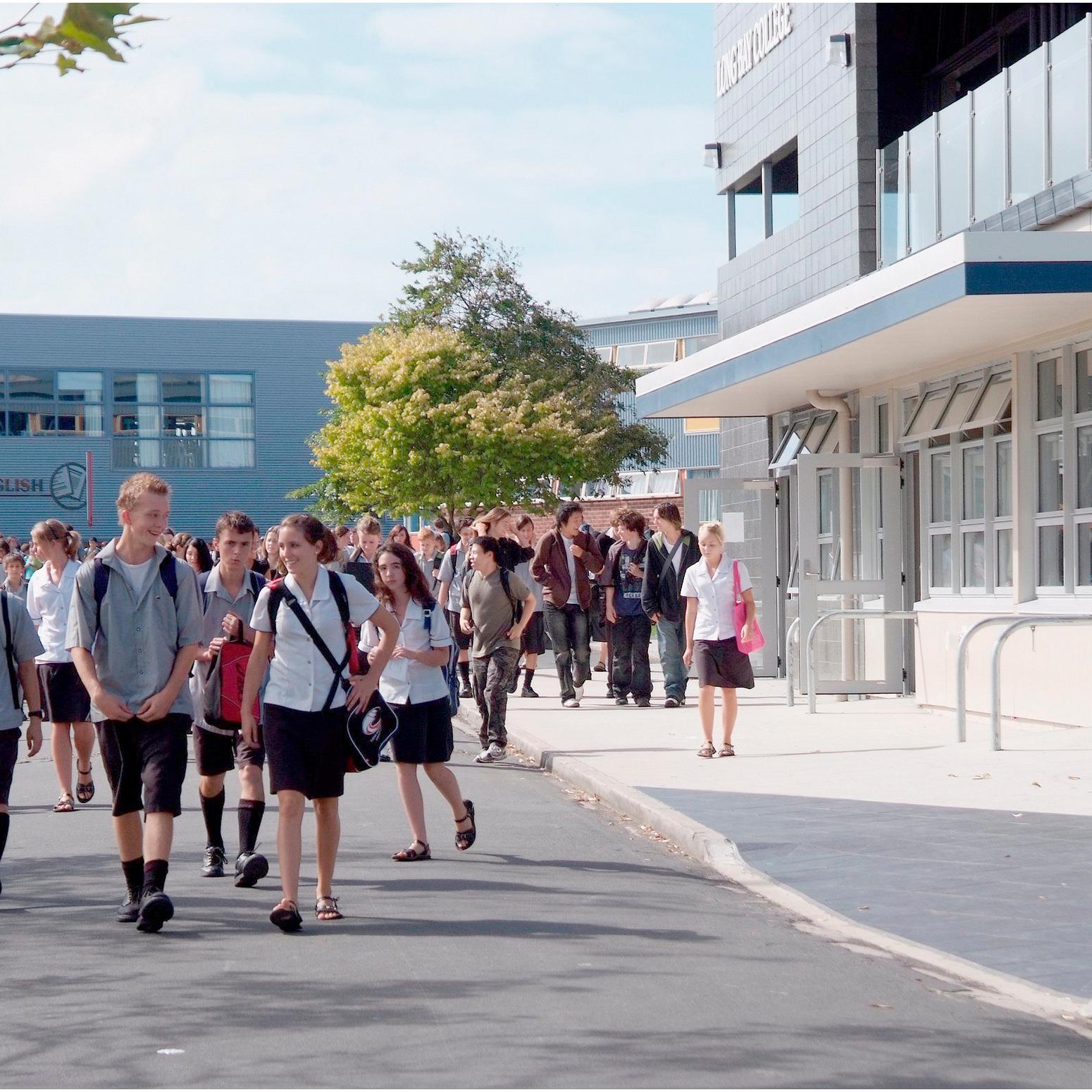Schülergruppe auf Außengelände des Log Bay College Auckland Neuseeland