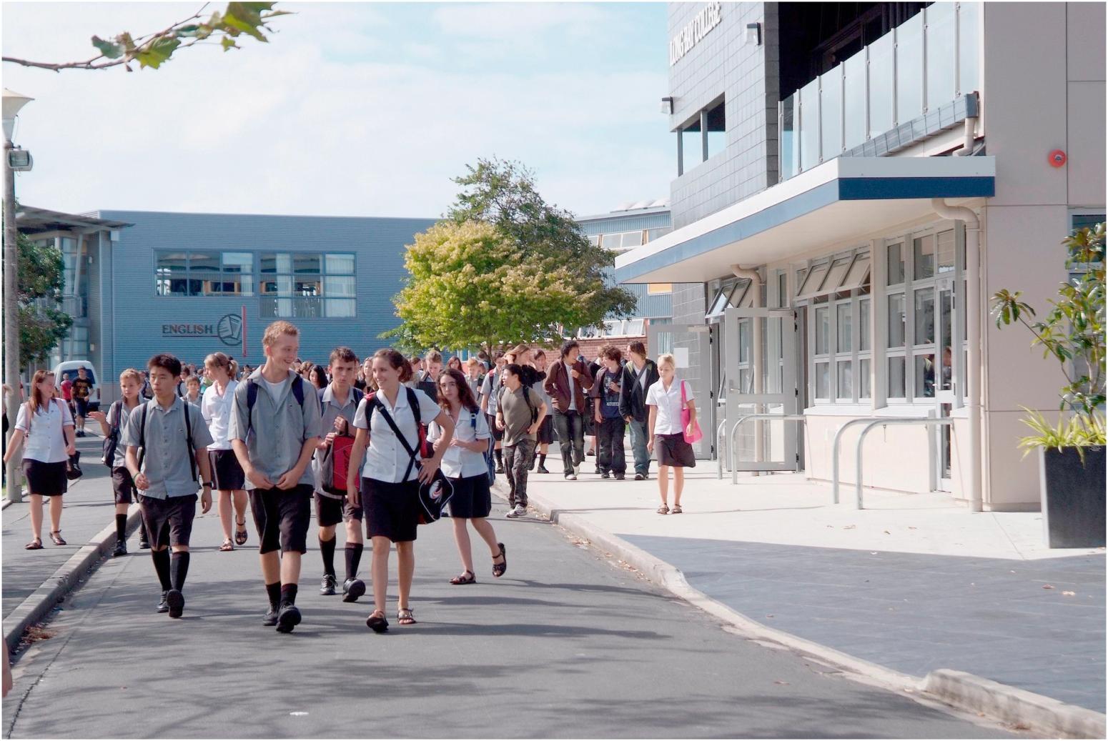 Schülergruppe auf Außengelände des Log Bay College Auckland Neuseeland