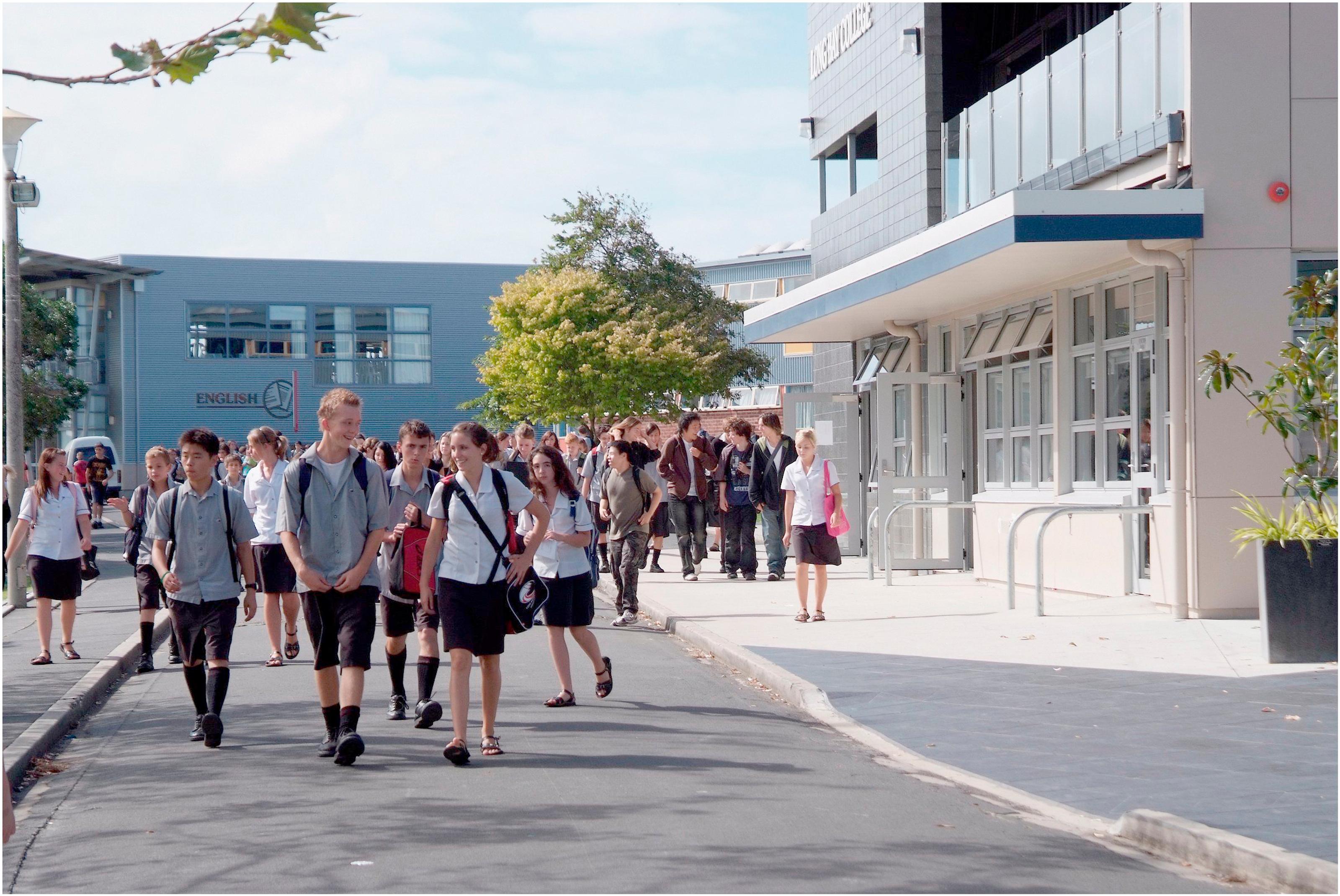 Schülergruppe auf Außengelände des Log Bay College Auckland Neuseeland