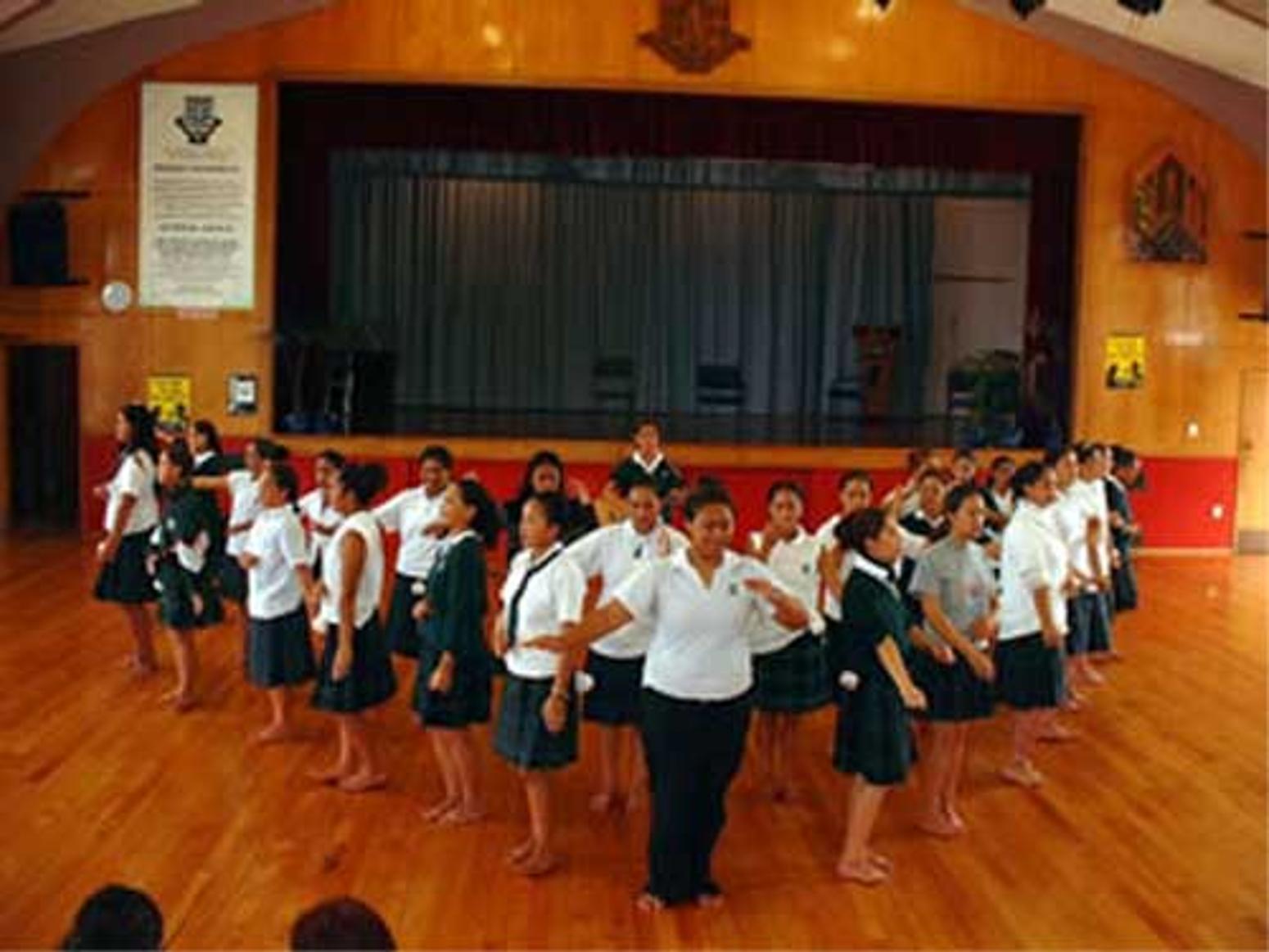 Schüler:innen tanken den Kapa Haka