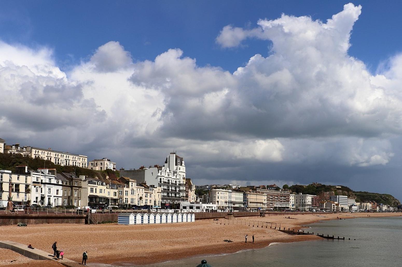 East Sussex Coast College Hastings Blick auf die Häuser an der Waterfront