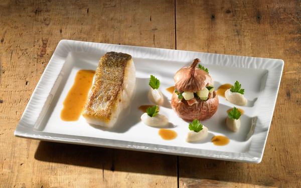 Pavé de lieu jaune et oignon farci aux légumes et au lard, quenelles de purée de céleri, sauce cognac