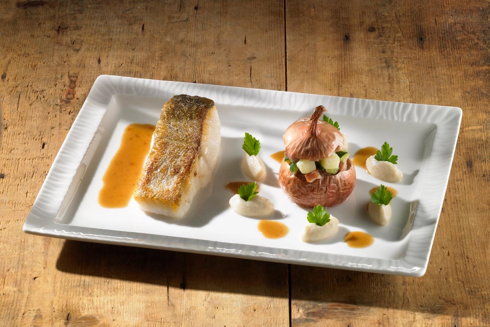 Pavé de lieu jaune et oignon farci aux légumes et au lard, quenelles de purée de céleri, sauce cognac