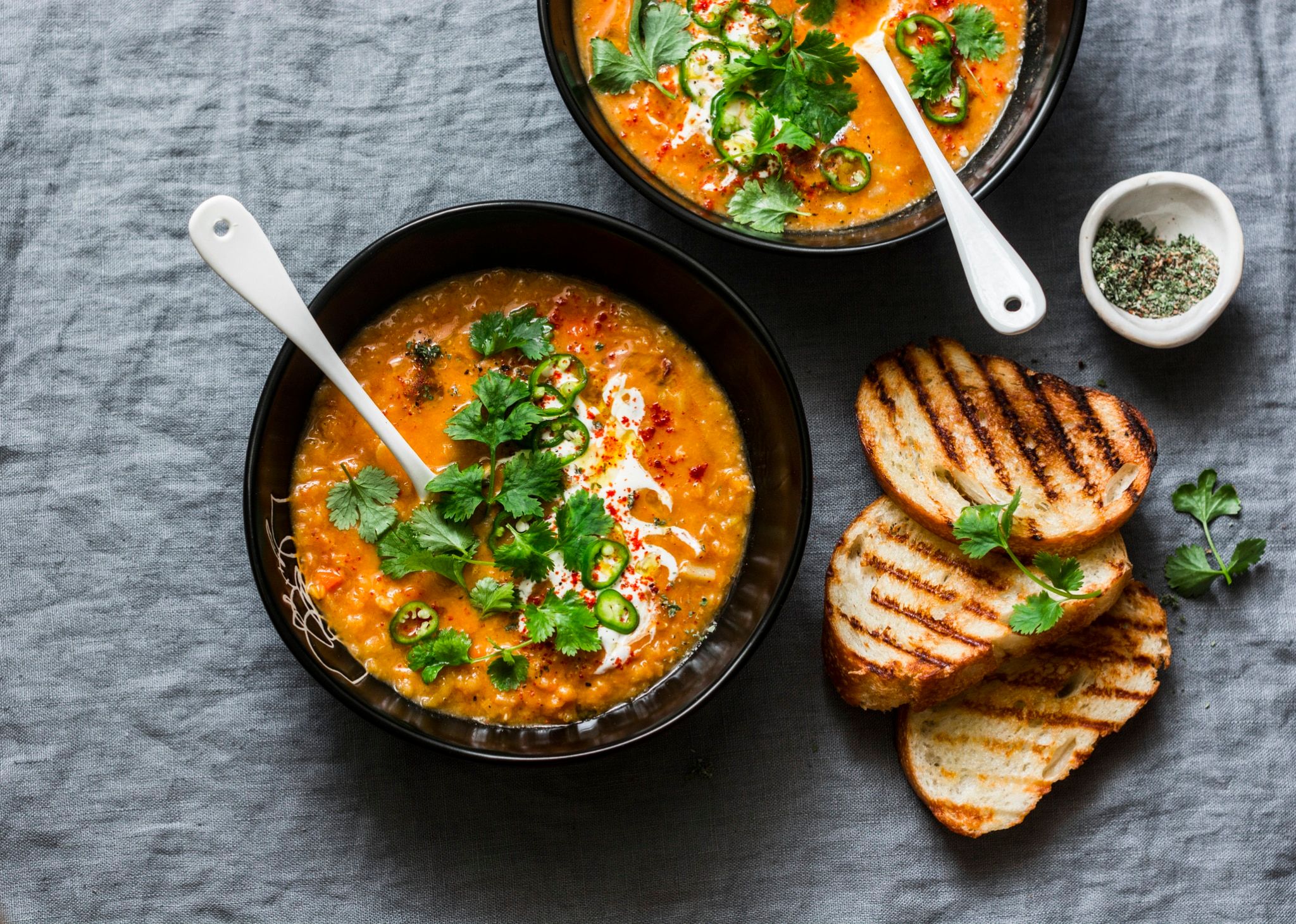 Soupe tomate aux lentilles rouges au curry et noix de coco