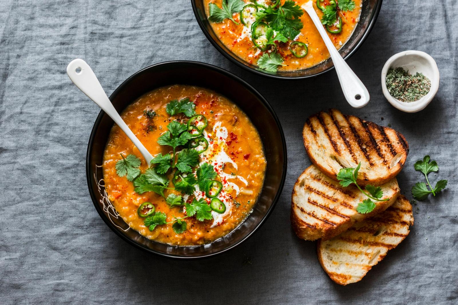 Soupe tomate aux lentilles rouges au curry et noix de coco