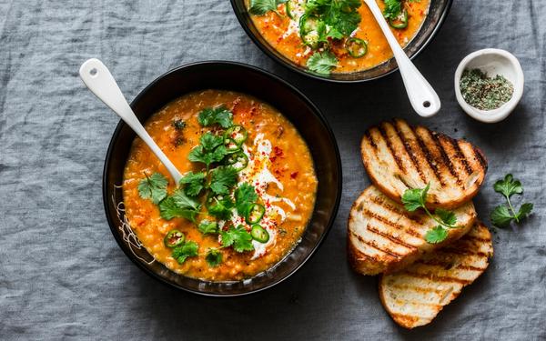 Soupe tomate aux lentilles rouges au curry et noix de coco