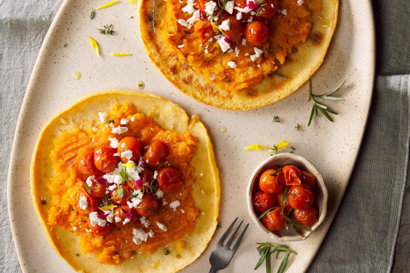 Pancakes au curcuma et topping de courge, feta et tomates