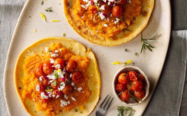 Pancakes au curcuma et topping de courge, feta et tomates