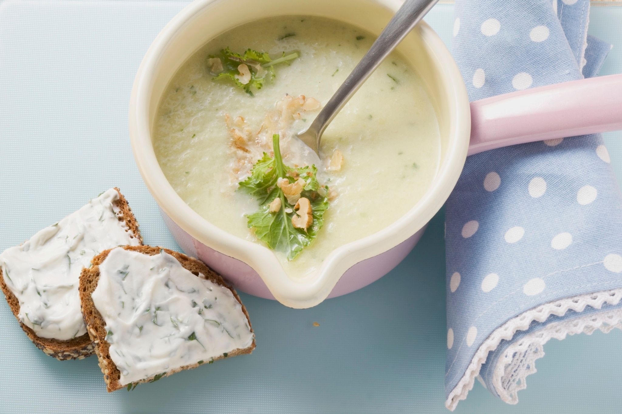Soupe crémeuse au chou-rave et aux pommes