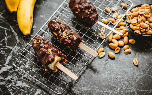 Glace de banane au chocolat et aux cacahuètes