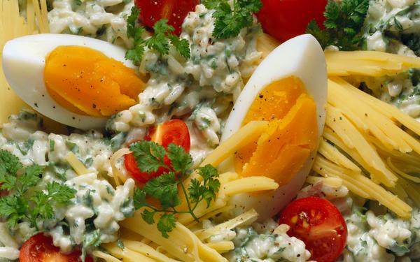 Salade de riz au fromage, aux herbes et aux œufs