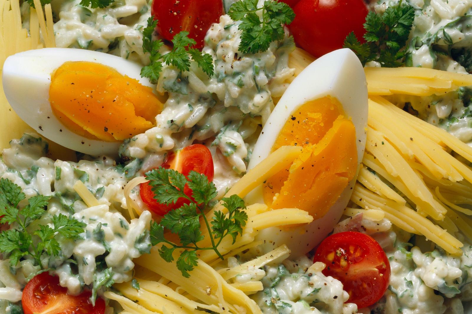 Salade de riz au fromage, aux herbes et aux œufs