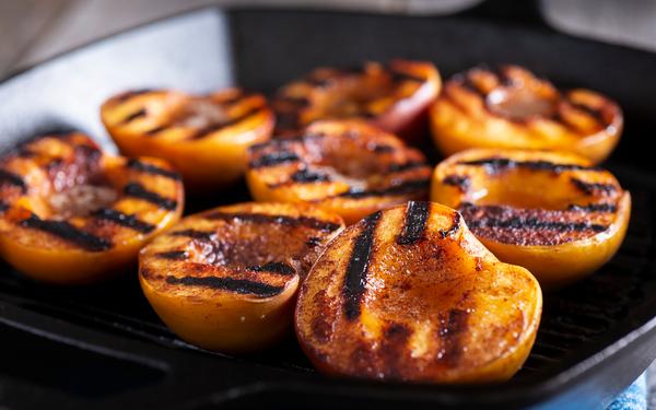 Pêches grillées au barbecue