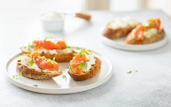 Bruschetta au saumon, fromage caillé et concombre