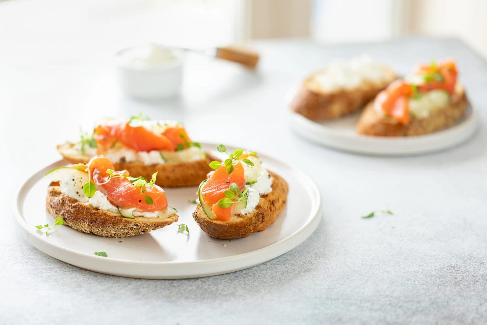 Bruschetta au saumon, fromage caillé et concombre