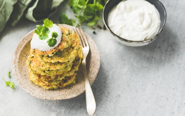 Beignets de légumes de courgettes, choux et pommes de terre