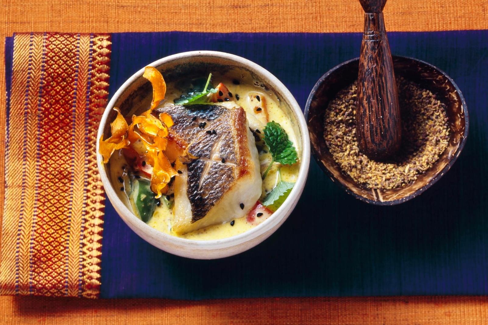 Dorade royale rôtie, sauce au yaourt et épices