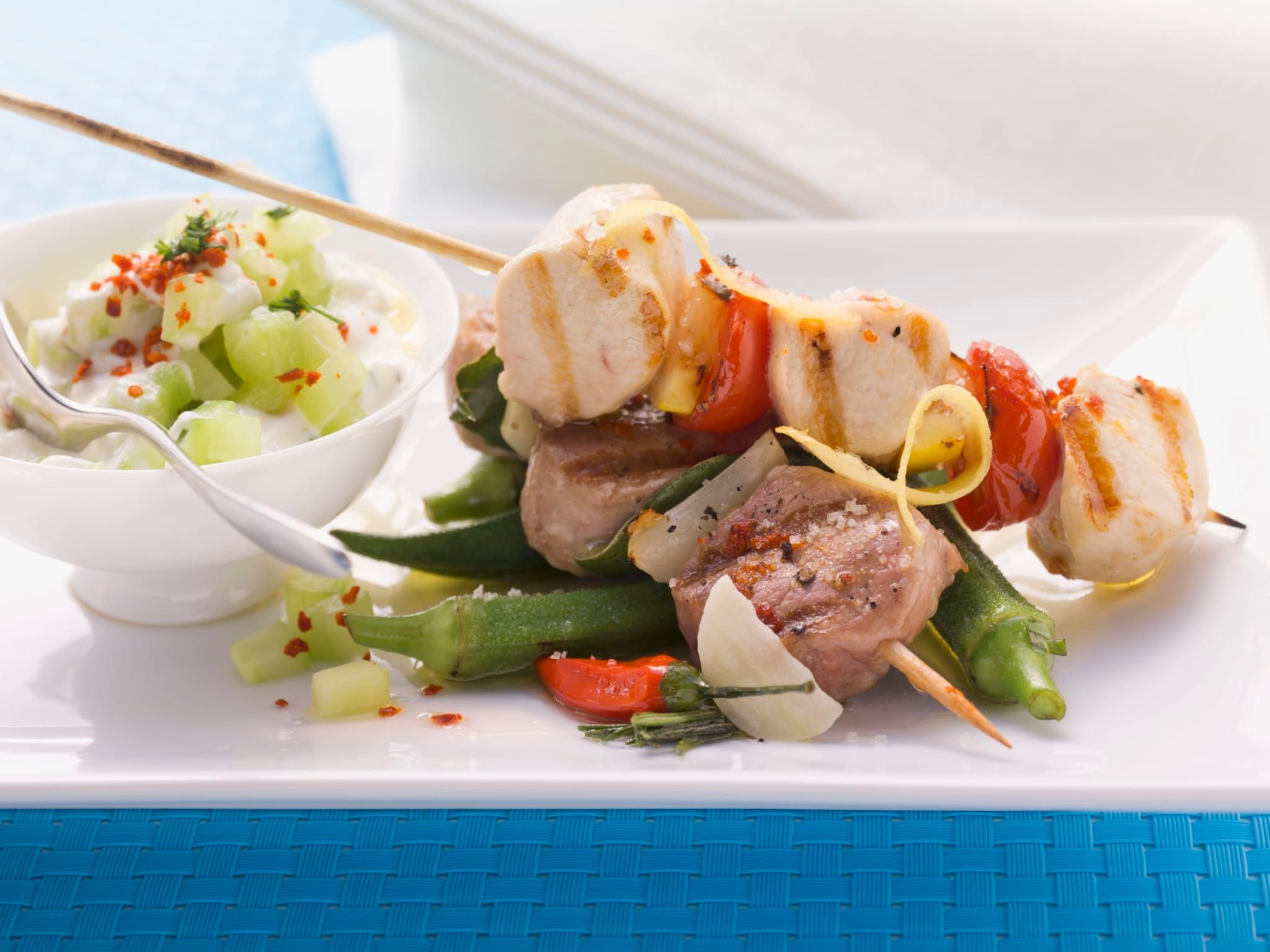 Brochettes de viande marinée avec gousses de gombo et tzatzíki