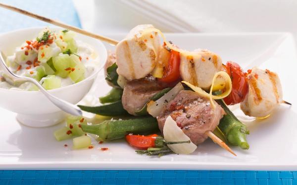 Brochettes de viande marinée avec gousses de gombo et tzatzíki