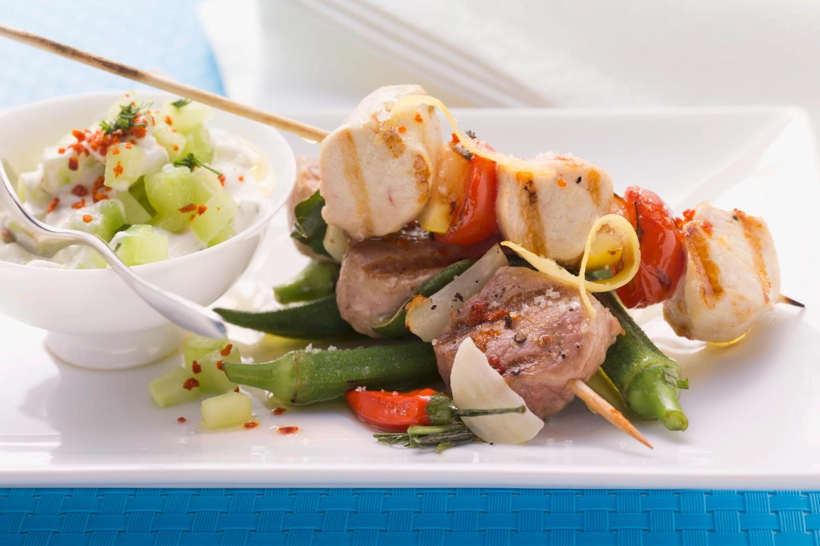 Brochettes de viande marinée avec gousses de gombo et tzatzíki