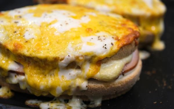 Croque-monsieur géant avec jambon, poitrine de dinde et raclette
