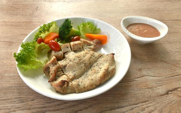 Tranche de poitrine de poulet au poivre noir, avec sauce barbecue