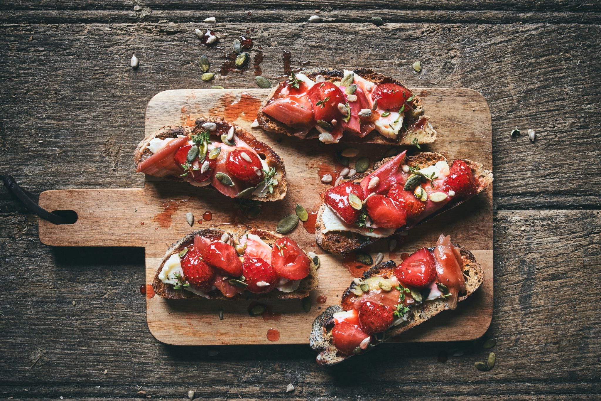Tartines sucrées à la confiture fraise rhubarbe, fromage de brebis et thym frais