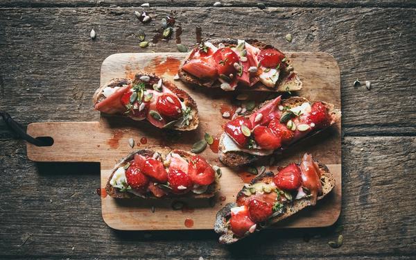 Tartines sucrées à la confiture fraise rhubarbe, fromage de brebis et thym frais